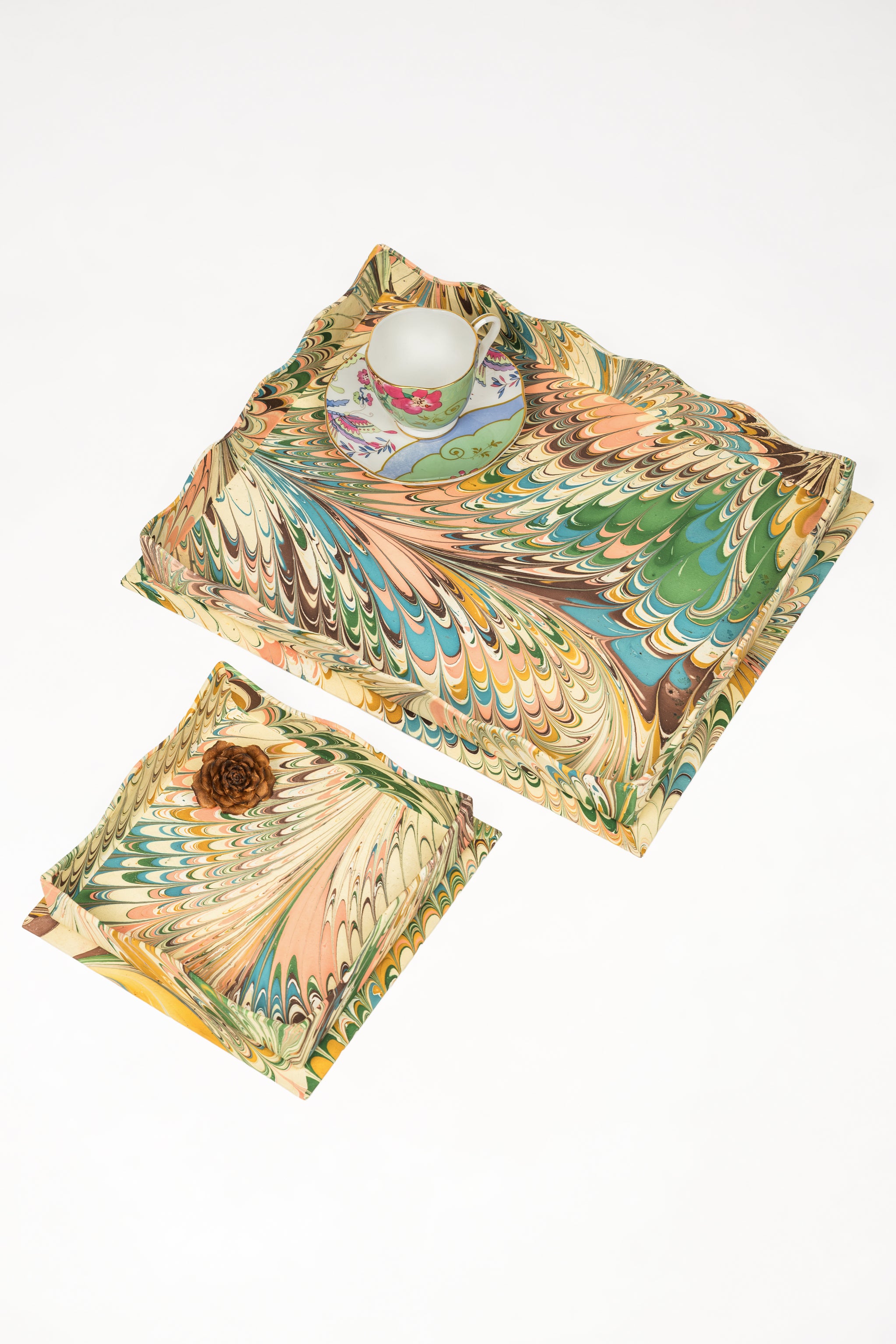 Flatiron feathers patterned nesting trays set